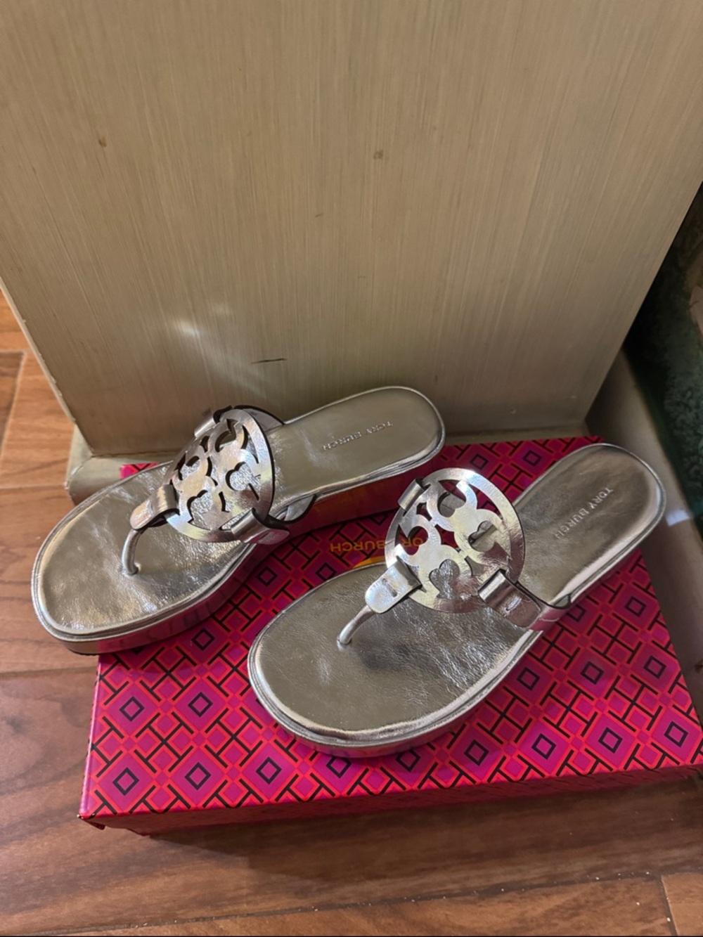 Rare Tory Burch Silver Miller Wedge Sandals - Picture 2 of 6